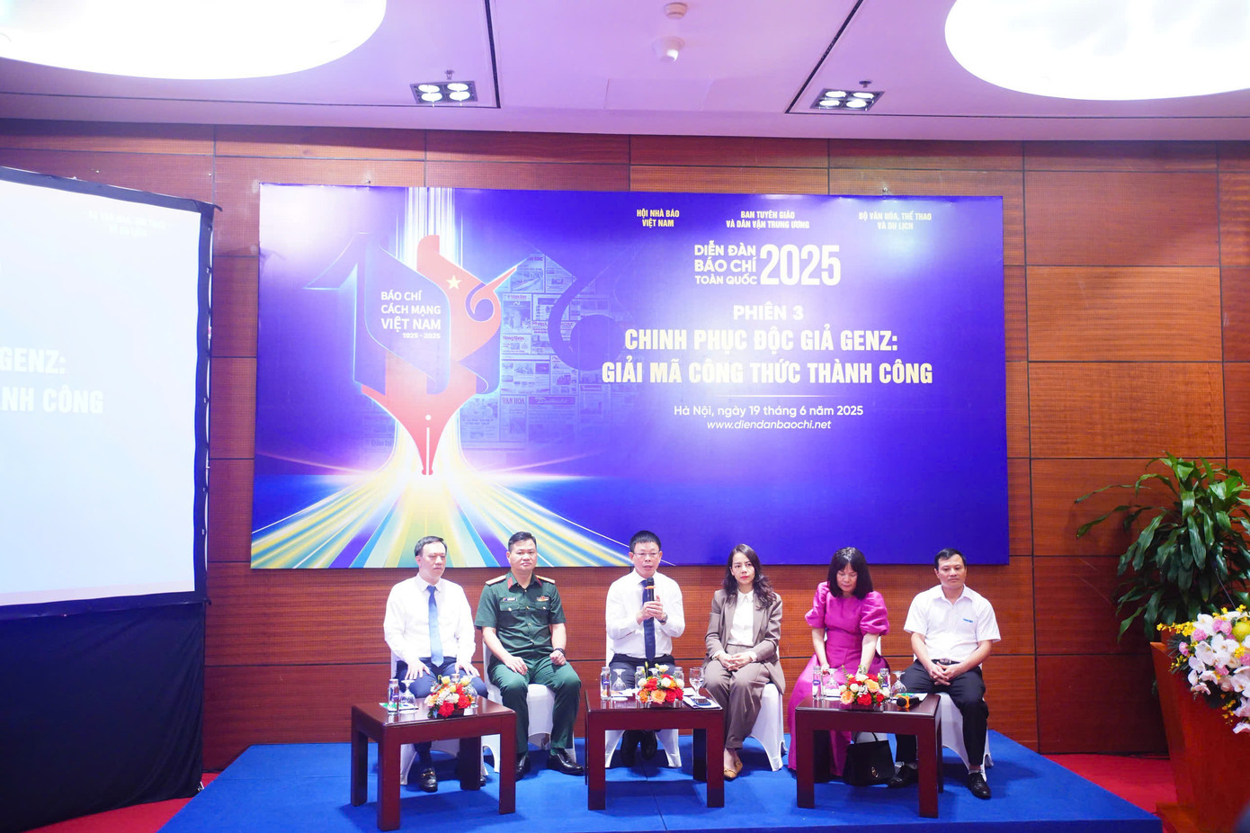 Các diễn giả trao đổi với sinh viên tại diễn đàn. Ảnh: Duy Phạm.