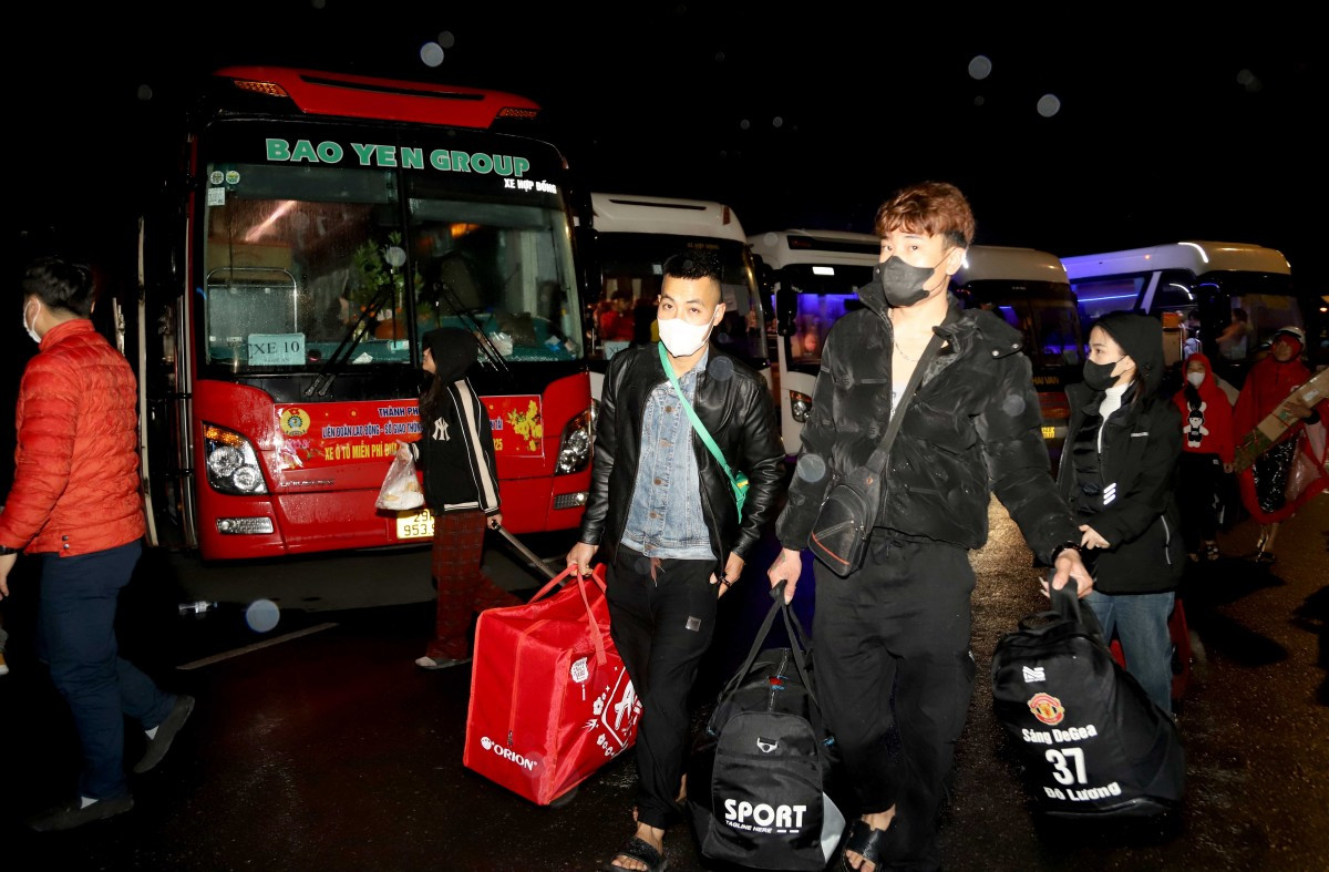 CNLĐ về quê đón Tết bằng những chuyến xe hỗ trợ của tổ chức Công đoàn. Ảnh: PV.