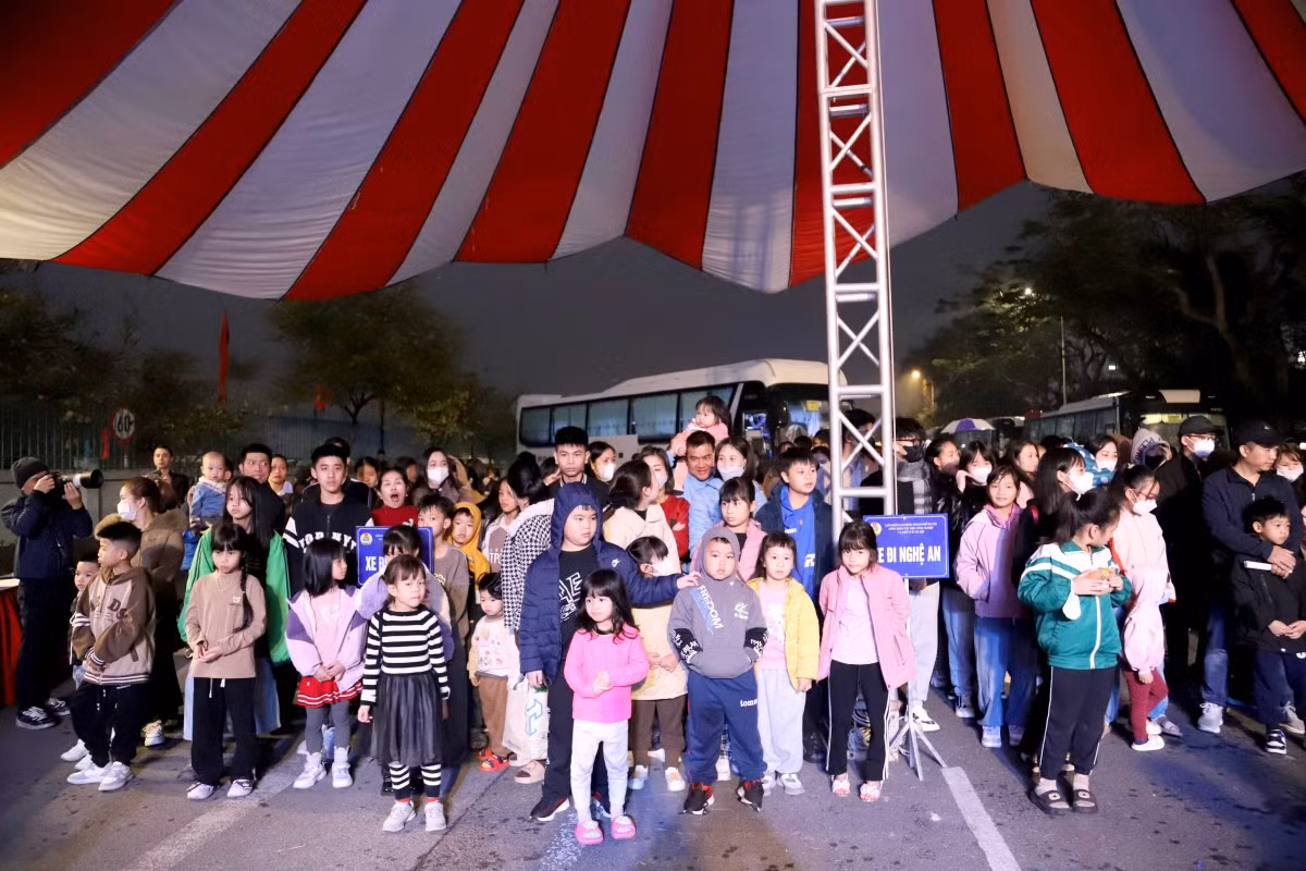 Các gia đình CNLĐ được hỗ trợ đưa về quê đón Tết. Ảnh: PV.