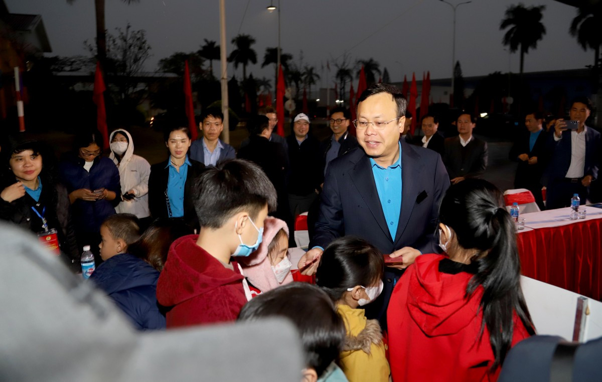 Chủ tịch LĐLĐ thành phố Hà Nội Phạm Quang Thanh lì xì Tết cho con em CNLĐ. Ảnh: PV.