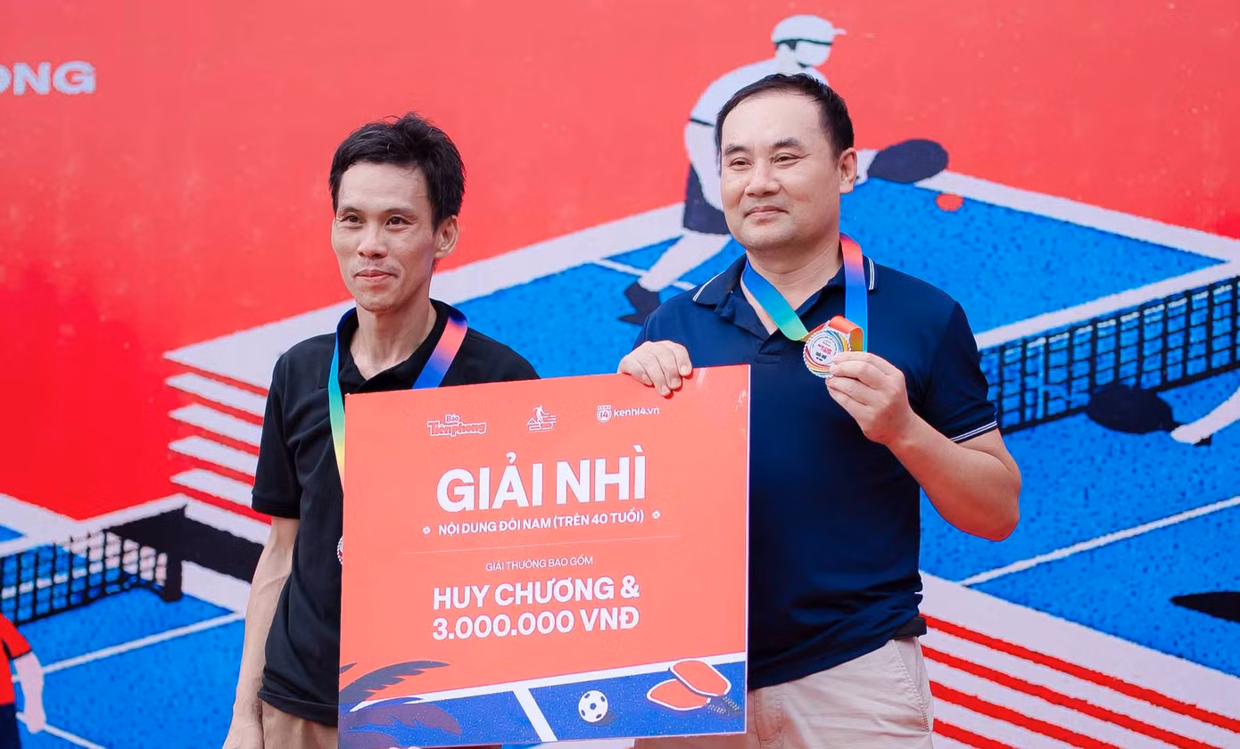 Ban tổ chức trao thưởng cho các vận động viên chiến thắng nội dung đôi nam trên 40 tuổi.