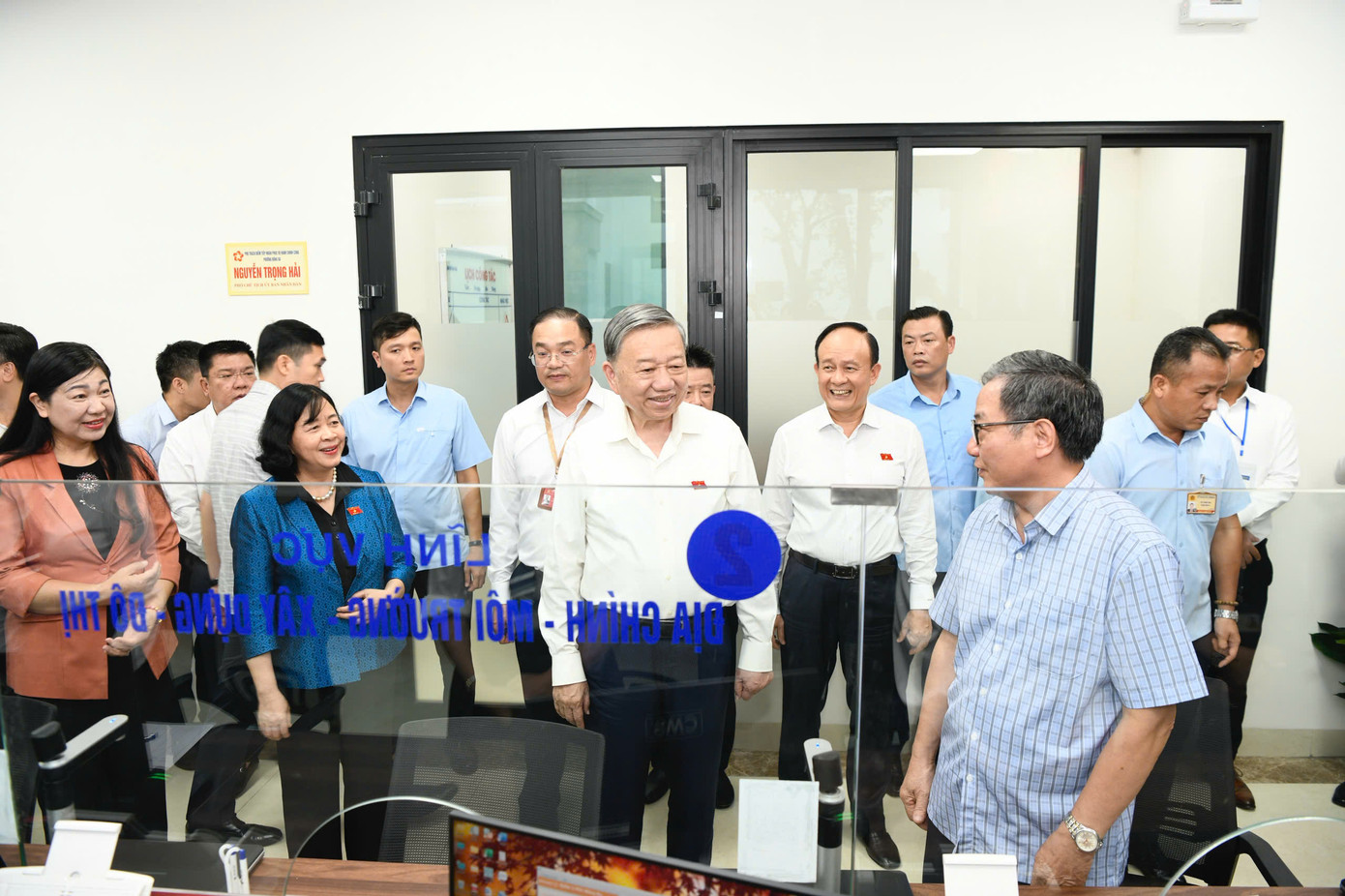 Trước khi dự hội nghị tiếp xúc cử tri, Tổng Bí thư Tô Lâm và các đại biểu đã thăm, kiểm tra hoạt động, động viên cán bộ, công chức, viên chức tại bộ phận tiếp nhận và xử lý thủ tục hành chính phường Đống Đa. Ảnh: Như Ý.