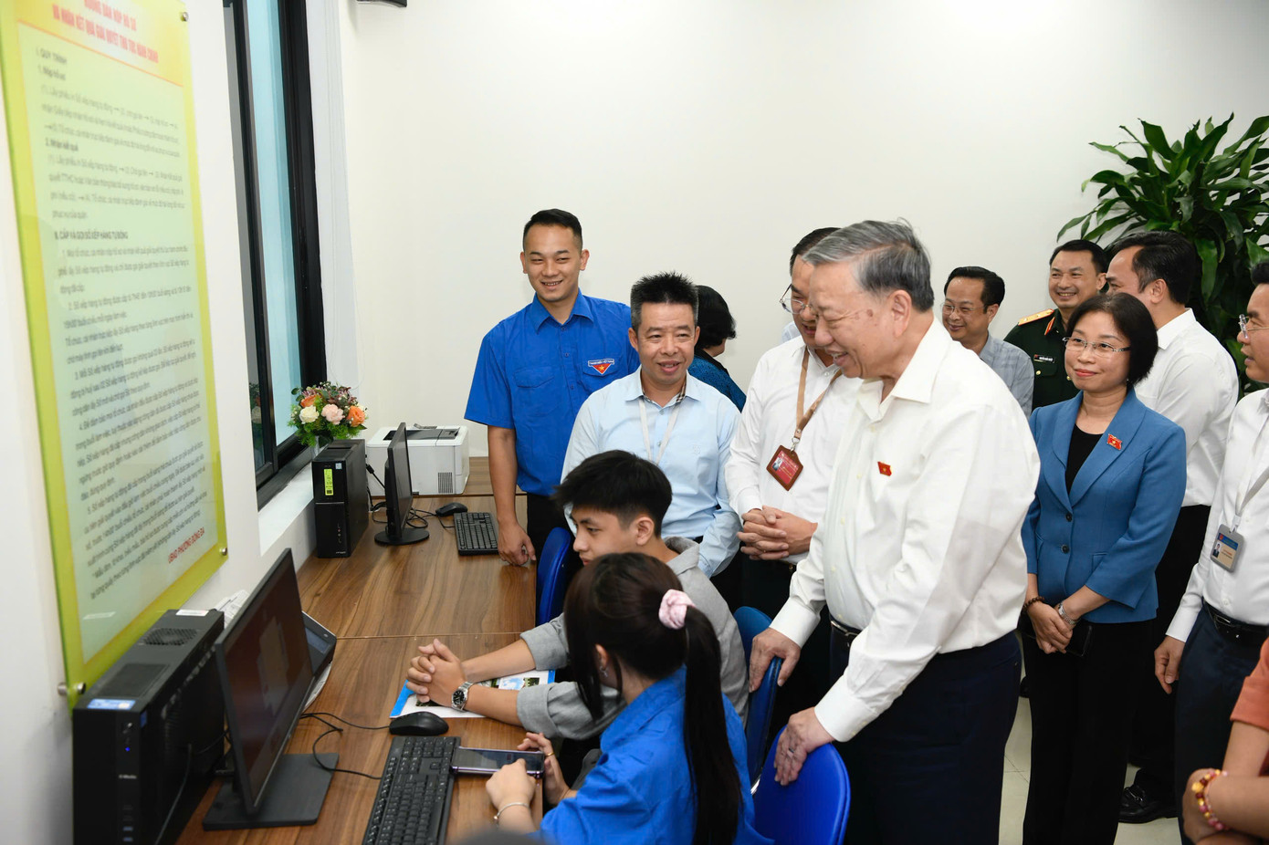 Trước khi dự hội nghị tiếp xúc cử tri, Tổng Bí thư Tô Lâm và các đại biểu đã thăm, kiểm tra hoạt động, động viên cán bộ, công chức, viên chức tại bộ phận tiếp nhận và xử lý thủ tục hành chính phường Đống Đa. Ảnh: Như Ý.