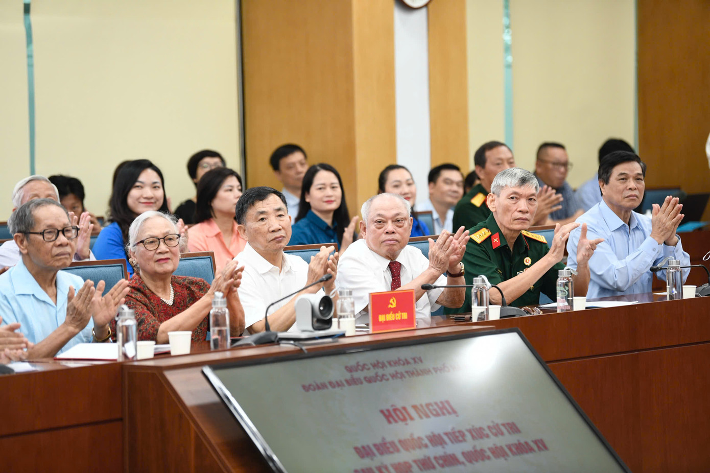 Toàn cảnh hội nghị tiếp xúc cử tri tại trụ sở phường Đống Đa, chiều 2/7. Ảnh: Như Ý.