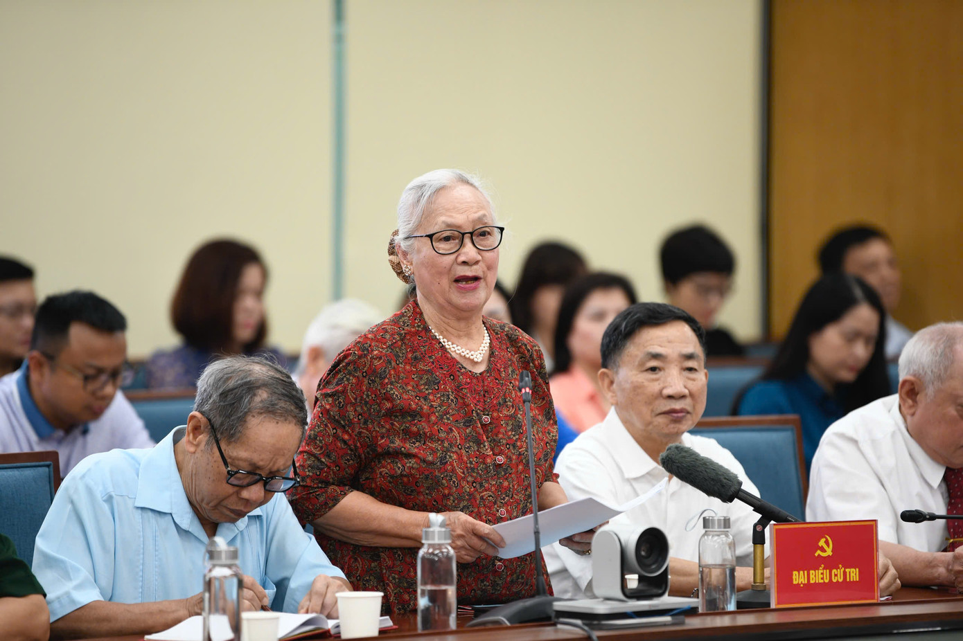 Các cử tri phát biểu ý kiến tại hội nghị. Ảnh: Như Ý. Các cử tri phát biểu ý kiến tại hội nghị. Ảnh: Như Ý.