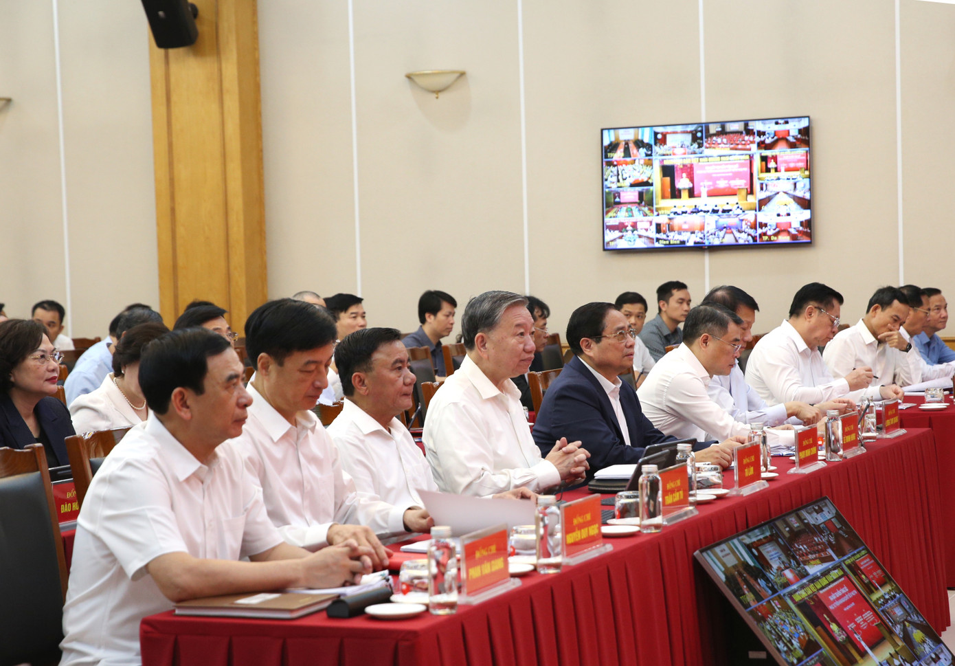 Tổng Bí thư Tô Lâm và các đồng chí lãnh đạo Đảng, Nhà nước dự hội nghị. Ảnh: TV.