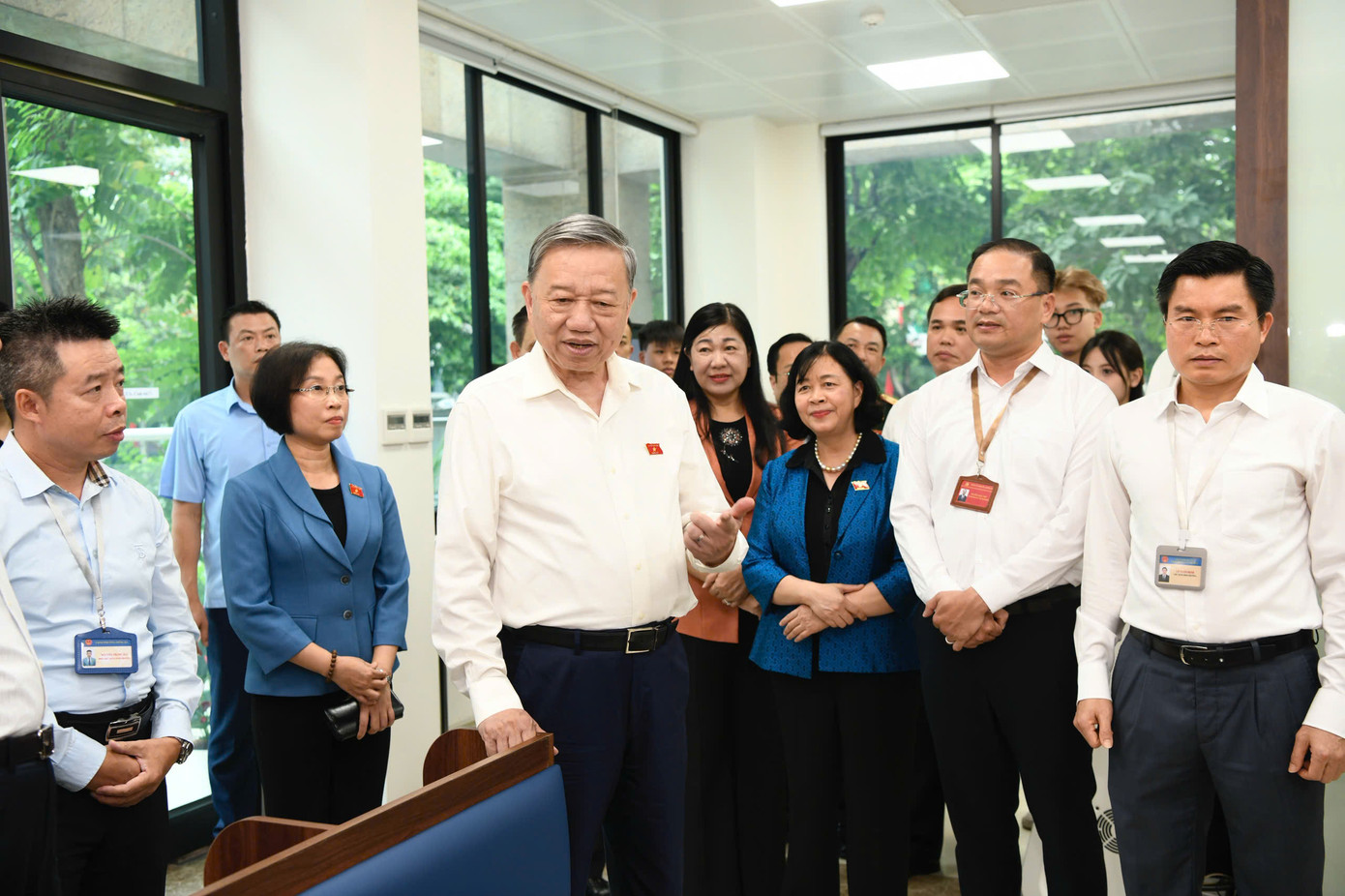 Tổng Bí thư nhấn mạnh, thực hiện mô hình chính quyền địa phương 2 cấp, mọi thủ tục hành chính liên quan đến người dân phải được xử lý tại phường, xã, theo tinh thần gần dân, sát dân, phục vụ nhân dân. Những vấn đề vượt thẩm quyền, phường báo cáo lên thành phố để xử lý nhanh nhất cho người dân. Ảnh: Như Ý.