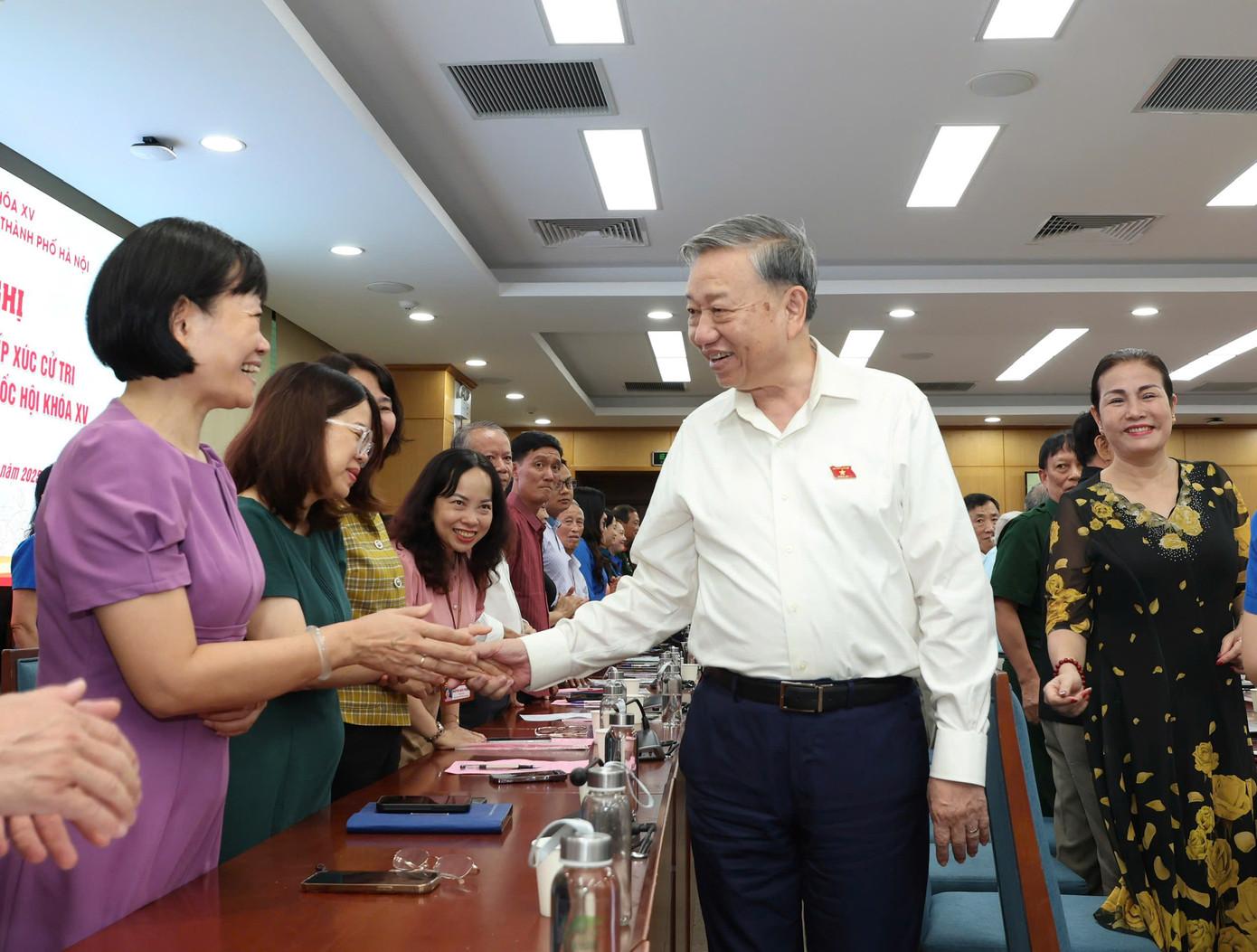 Tổng Bí thư Tô Lâm và các cử tri tại Hội nghị tiếp xúc cử tri. Ảnh: Như Ý.
