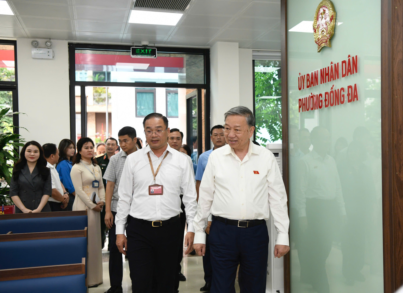 Trước khi dự hội nghị tiếp xúc cử tri, Tổng Bí thư Tô Lâm và các đại biểu đã thăm, kiểm tra hoạt động, động viên cán bộ, công chức, viên chức tại bộ phận tiếp nhận và xử lý thủ tục hành chính phường Đống Đa. Ảnh: Như Ý.