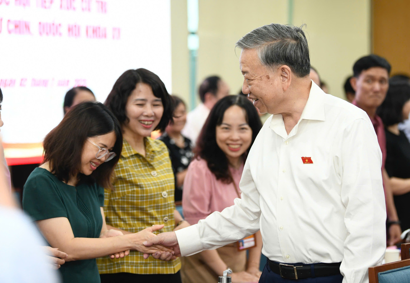 Tổng Bí thư Tô Lâm và các cử tri tại Hội nghị tiếp xúc cử tri. Ảnh: Như Ý.