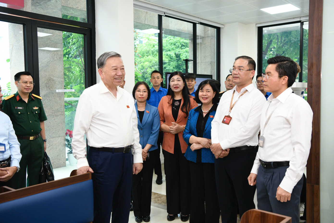 Tổng Bí thư Tô Lâm thăm bộ phận phục vụ hành chính công phường Đống Đa. Ảnh: Như Ý. Tổng Bí thư Tô Lâm thăm bộ phận phục vụ hành chính công phường Đống Đa. Ảnh: Như Ý.