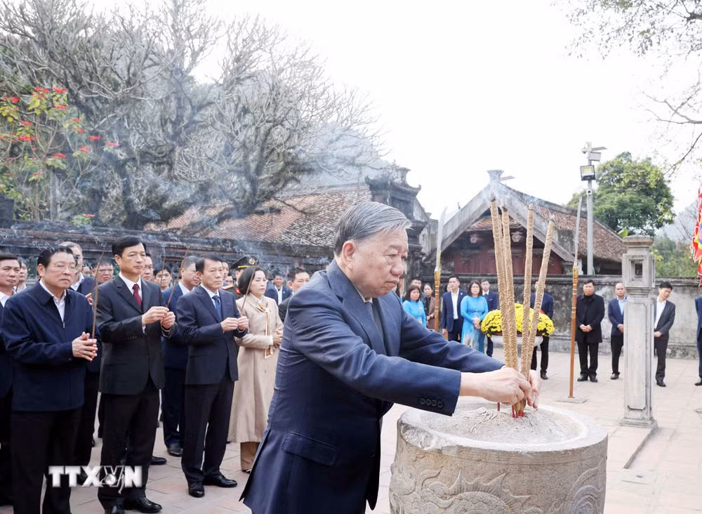 Sáng cùng ngày, tại Khu Di tích Quốc gia đặc biệt Cố đô Hoa Lư, xã Trường Yên, thành phố Hoa Lư, tỉnh Ninh Bình, Tổng Bí thư Tô Lâm và đoàn công tác đã dâng hương tại Đền thờ Vua Đinh Tiên Hoàng và Đền thờ Vua Lê Đại Hành, tưởng nhớ các bậc tiên đế có công với đất nước. Tổng Bí thư và Đoàn công tác cũng đến dâng hương tại Đền thờ Vua Lý Thái Tổ, Vua Trần Nhân Tông và các bậc tiên đế, tiền nhân tại khu vực Đàn Kính Thiên (xã Gia Sinh, huyện Gia Viễn, tỉnh Ninh Bình). Ảnh: TTXVN.