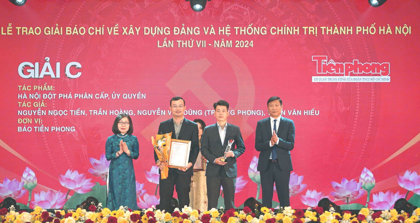 Trưởng Ban Nội Chính Thành ủy Hà Nội Đỗ Anh Tuấn và Phó Tổng Giám đốc Thông tấn xã Việt Nam Đoàn Thị Tuyết Nhung trao Giải C cho đại diện nhóm tác giả báo Tiền Phong. Ảnh: PV.