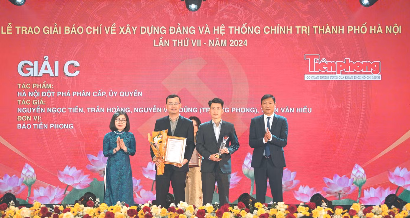 Trưởng Ban Nội Chính Thành ủy Hà Nội Đỗ Anh Tuấn và Phó Tổng Giám đốc Thông tấn xã Việt Nam Đoàn Thị Tuyết Nhung trao Giải C cho đại diện nhóm tác giả báo Tiền Phong. Ảnh: PV. Trưởng Ban Nội Chính Thành ủy Hà Nội Đỗ Anh Tuấn và Phó Tổng Giám đốc Thông tấn xã Việt Nam Đoàn Thị Tuyết Nhung trao Giải C cho đại diện nhóm tác giả báo Tiền Phong. Ảnh: PV.