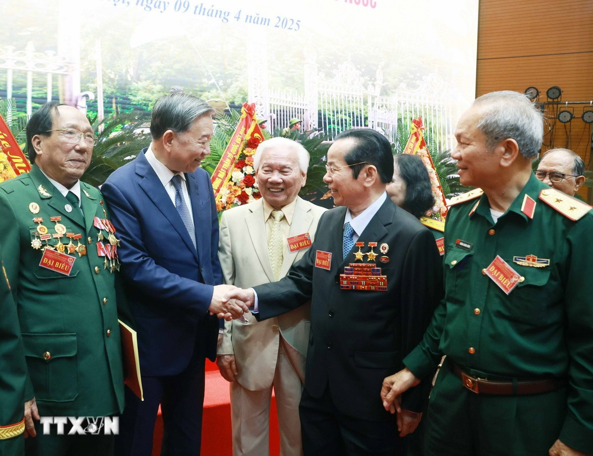 Tổng Bí thư Tô Lâm với các đại biểu dự buổi gặp mặt. Ảnh: TTXVN.