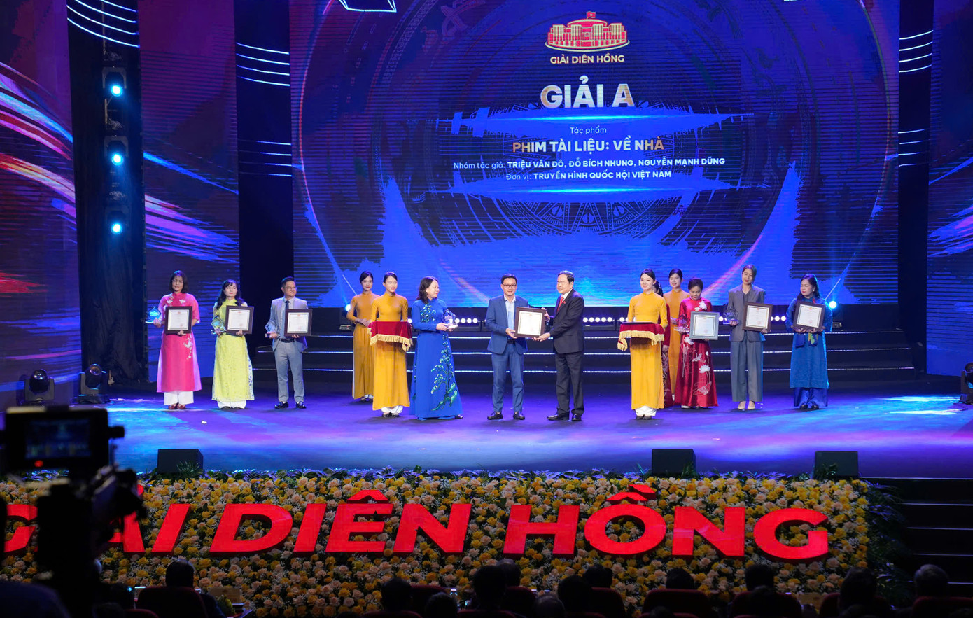 Chủ tịch Quốc hội Trần Thanh Mẫn và Phó Chủ tịch nước Võ Thị Ánh Xuân trao giải A cho các tác giả, nhóm tác giả. Ảnh: Hoàng Mạnh Thắng. Chủ tịch Quốc hội Trần Thanh Mẫn và Phó Chủ tịch nước Võ Thị Ánh Xuân trao giải A cho các tác giả, nhóm tác giả. Ảnh: Hoàng Mạnh Thắng.