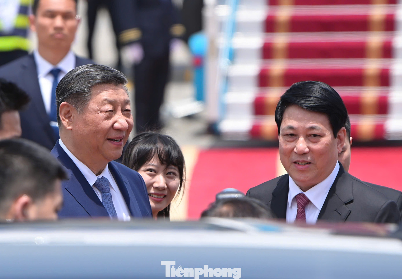 Lúc 11h30 trưa nay (14/4), Tổng Bí thư, Chủ tịch nước Trung Quốc Tập Cận Bình tới Hà Nội, bắt đầu chuyến thăm cấp Nhà nước đến Việt Nam từ ngày 14-15/4. Chủ tịch nước Lương Cường ra sân bay Nội Bài đón Tổng Bí thư, Chủ tịch nước Trung Quốc Tập Cận Bình. Ảnh: Như Ý.