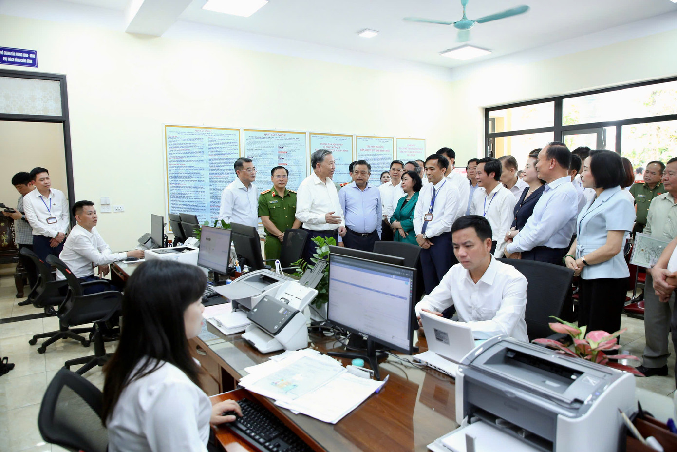 Chiều 1/7, Tổng Bí thư Tô Lâm và đoàn công tác Trung ương, TP Hà Nội đã đến thăm, kiểm tra hoạt động của chính quyền địa phương hai cấp tại xã Phúc Thịnh. Trong ảnh, Tổng Bí thư Tô Lâm trao đổi với người dân và chính quyền xã Phúc Thịnh. Ảnh: Như Ý.