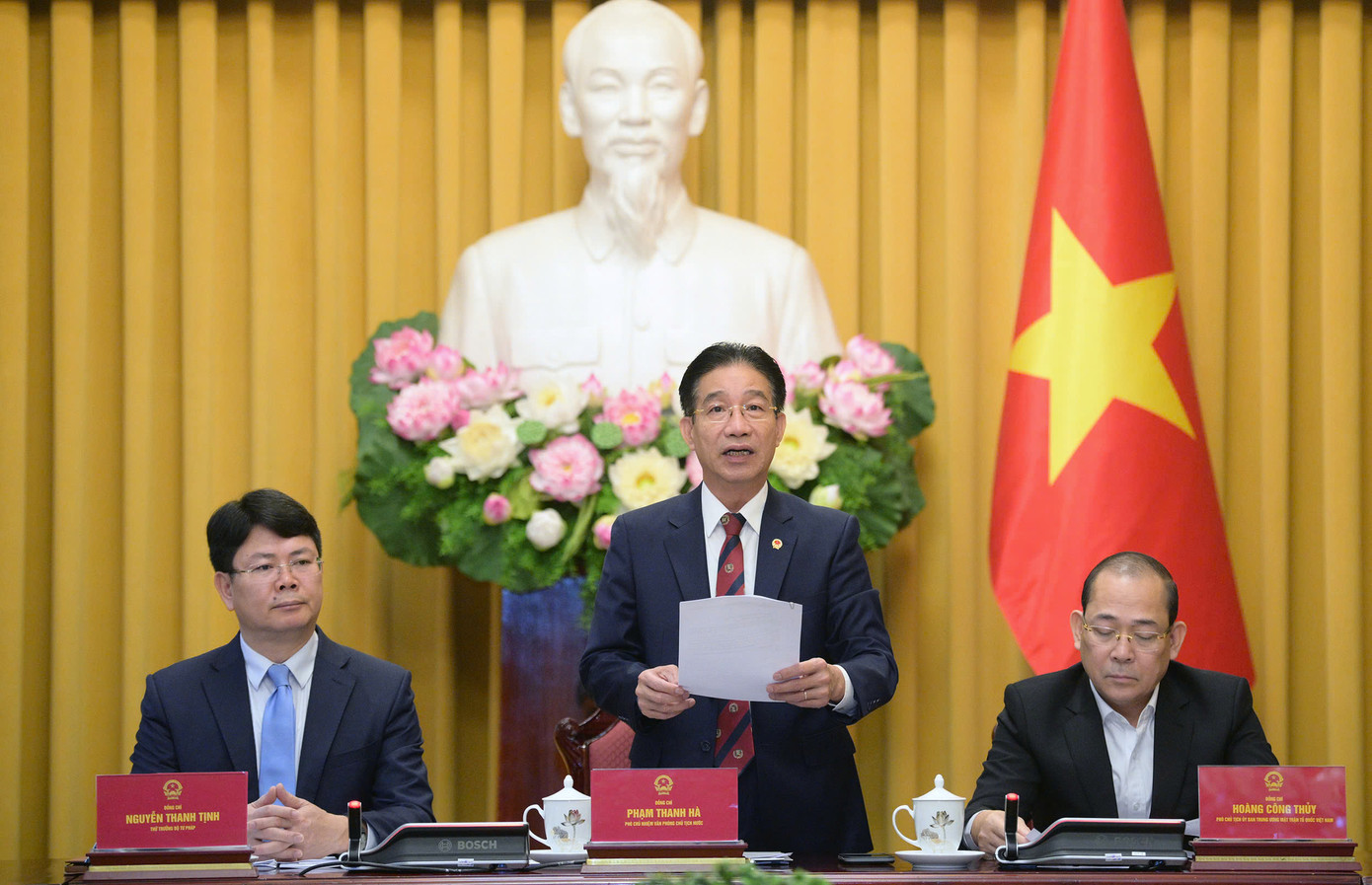 Phó Chủ nhiệm Văn phòng Chủ tịch nước Phạm Thanh Hà công bố Lệnh của Chủ tịch nước công bố Luật Ban hành văn bản quy phạm pháp luật. Ảnh: PV.