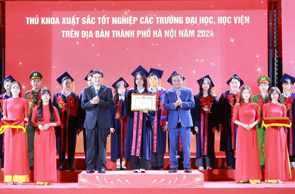 Tôn vinh các thủ khoa xuất sắc tốt nghiệp các trường đại học, cao đẳng trên địa bàn thành phố Hà Nội năm 2024. Ảnh: PV. Tôn vinh các thủ khoa xuất sắc tốt nghiệp các trường đại học, cao đẳng trên địa bàn thành phố Hà Nội năm 2024. Ảnh: PV.