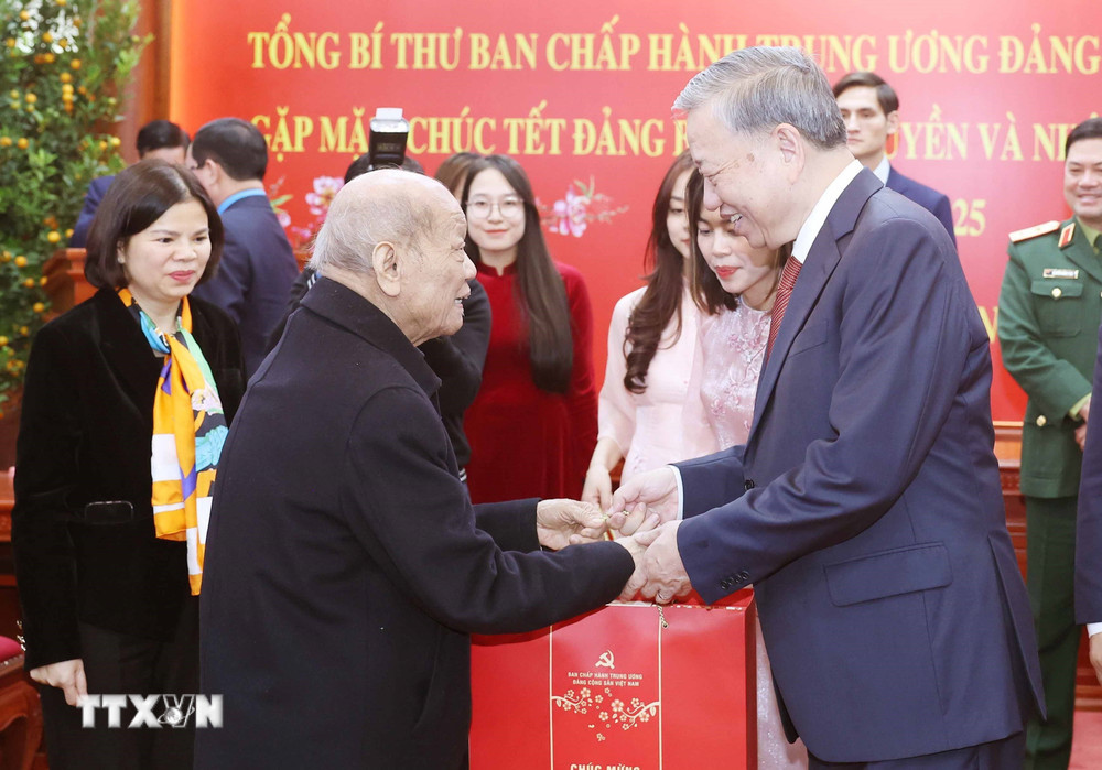 Tổng Bí thư Tô Lâm tặng quà các cán bộ lãnh đạo tỉnh Bắc Ninh đã nghỉ hưu, các trí thức, chức sắc tôn giáo, Mẹ Việt Nam Anh hùng, người có công, công nhân lao động... Ảnh: TTXVN.