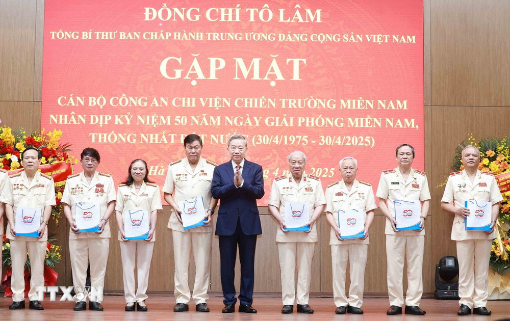 Tổng Bí thư Tô Lâm tặng quà các đại biểu dự buổi gặp mặt. Ảnh: TTXVN. Tổng Bí thư Tô Lâm tặng quà các đại biểu dự buổi gặp mặt. Ảnh: TTXVN.