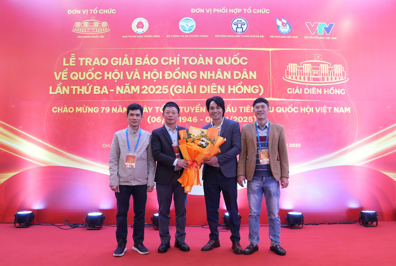 Tổng Biên tập Báo Tiền Phong Phùng Công Sưởng tặng hoa chúc mừng nhóm tác giả đoạt giải C Giải Diên Hồng lần thứ Ba - năm 2025 của Báo Tiền Phong. Ảnh: Hoàng Mạnh Thắng. Tổng Biên tập Báo Tiền Phong Phùng Công Sưởng tặng hoa chúc mừng nhóm tác giả đoạt giải C Giải Diên Hồng lần thứ Ba - năm 2025 của Báo Tiền Phong. Ảnh: Hoàng Mạnh Thắng.