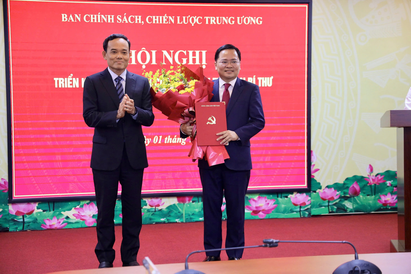 Ông Trần Lưu Quang, Bí thư Trung ương Đảng, Trưởng Ban Chính sách, chiến lược Trung ương trao quyết định và chúc mừng ông Nguyễn Anh Tuấn. Ảnh: PV. Ông Trần Lưu Quang, Bí thư Trung ương Đảng, Trưởng Ban Chính sách, chiến lược Trung ương trao quyết định và chúc mừng ông Nguyễn Anh Tuấn. Ảnh: PV.