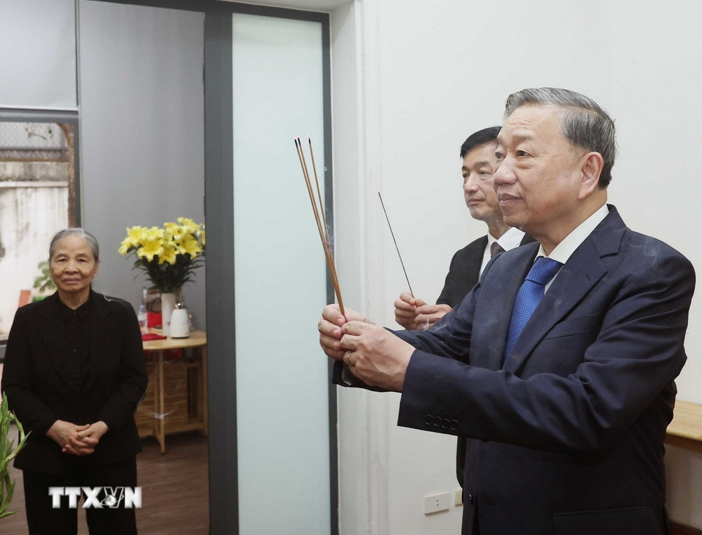 Tổng Bí thư Tô Lâm thắp hương tưởng niệm cố Tổng Bí thư Nguyễn Phú Trọng. Ảnh: TTXVN.