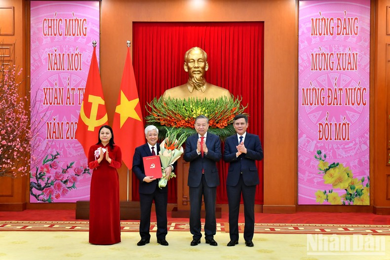 Tổng Bí thư Tô Lâm trao Quyết định về thành lập Đảng bộ, tổ chức bộ máy, chức năng nhiệm vụ và chỉ định Bí thư, các Phó Bí thư Đảng uỷ Mặt trận Tổ quốc Việt Nam, các đoàn thể T.Ư nhiệm kỳ 2020-2025.