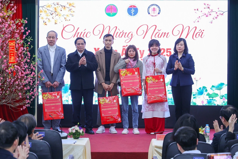 Thủ tướng Phạm Minh Chính chúc Tết, kiểm tra công tác ứng trực Tết, sẵn sàng khám, chữa bệnh phục vụ nhân dân tại Bệnh viện Phổi Trung ương; tặng quà cho các bệnh nhân được ghép phổi. Ảnh: VGP. Thủ tướng Phạm Minh Chính chúc Tết, kiểm tra công tác ứng trực Tết, sẵn sàng khám, chữa bệnh phục vụ nhân dân tại Bệnh viện Phổi Trung ương; tặng quà cho các bệnh nhân được ghép phổi. Ảnh: VGP.