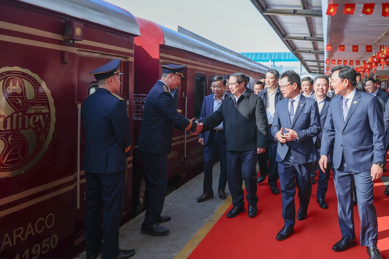 Thủ tướng thăm và nghe giới thiệu về toa tàu không gian văn hoá dành cho hành khách. Ảnh: VGP. Thủ tướng thăm và nghe giới thiệu về toa tàu không gian văn hoá dành cho hành khách. Ảnh: VGP.