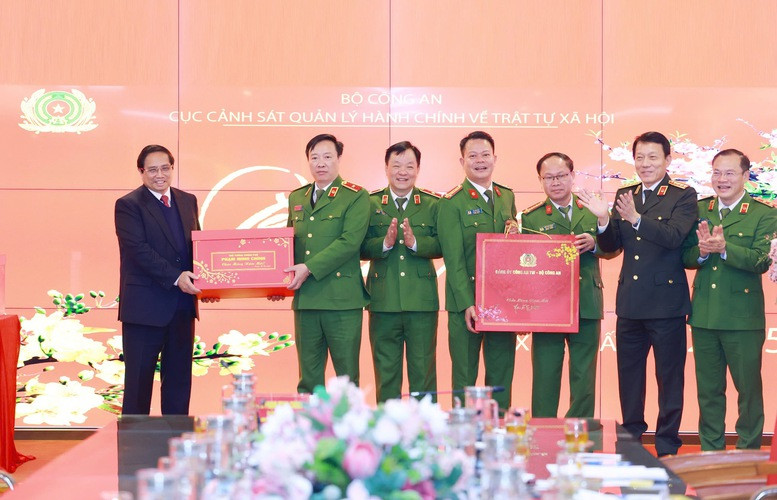 Thủ tướng tặng quà cán bộ, chiến sĩ Cục Cảnh sát quản lý hành chính về trật tự xã hội (Bộ Công an). Ảnh: VGP.