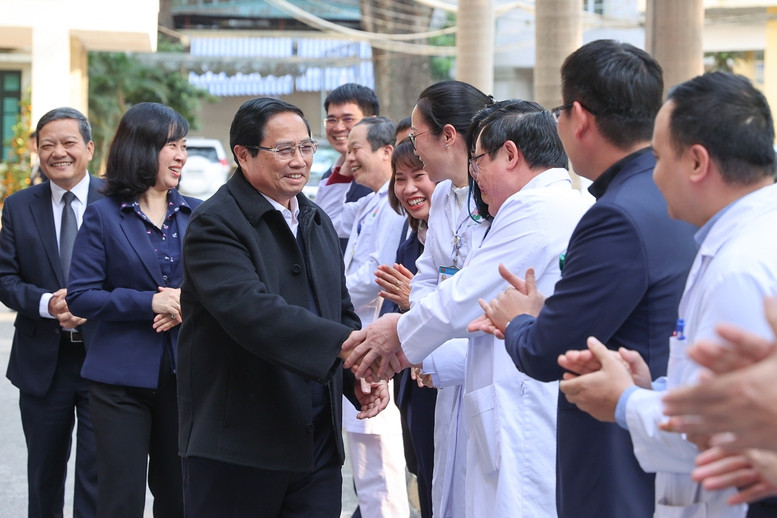 Thủ tướng Phạm Minh Chính chúc Tết, kiểm tra công tác ứng trực Tết, sẵn sàng khám, chữa bệnh phục vụ nhân dân tại Bệnh viện Phổi Trung ương; tặng quà cho các bệnh nhân được ghép phổi. Ảnh: VGP. Thủ tướng Phạm Minh Chính chúc Tết, kiểm tra công tác ứng trực Tết, sẵn sàng khám, chữa bệnh phục vụ nhân dân tại Bệnh viện Phổi Trung ương; tặng quà cho các bệnh nhân được ghép phổi. Ảnh: VGP.