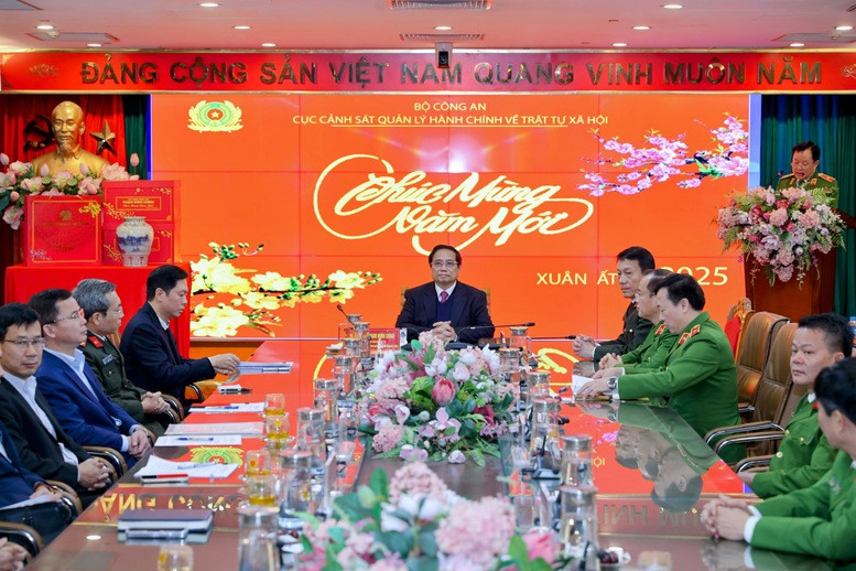 Thủ tướng Chính phủ thăm, làm việc, chúc Tết Cục Cảnh sát quản lý hành chính về trật tự xã hội (Bộ Công an). Ảnh: VGP.