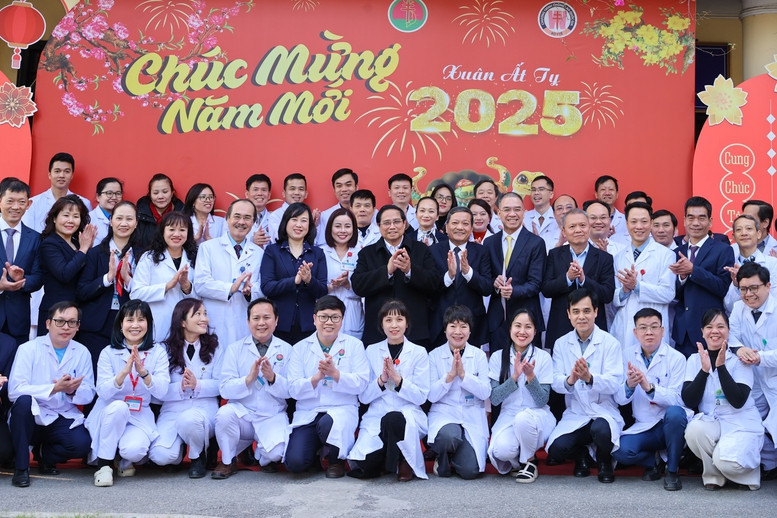 Thủ tướng Phạm Minh Chính chúc Tết, kiểm tra công tác ứng trực Tết, sẵn sàng khám, chữa bệnh phục vụ nhân dân tại Bệnh viện Phổi Trung ương; tặng quà cho các bệnh nhân được ghép phổi. Ảnh: VGP. Thủ tướng Phạm Minh Chính chúc Tết, kiểm tra công tác ứng trực Tết, sẵn sàng khám, chữa bệnh phục vụ nhân dân tại Bệnh viện Phổi Trung ương; tặng quà cho các bệnh nhân được ghép phổi. Ảnh: VGP.