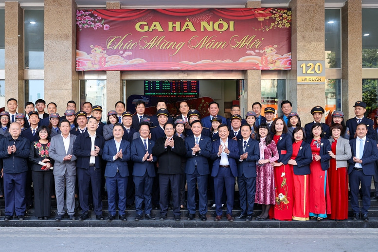 Thủ tướng Chính phủ Phạm Minh Chính mừng tuổi cán bộ, công nhân ngành đường sắt và hành khách đi tàu; chụp ảnh lưu niệm với cán bộ, công nhân ngành đường sắt. Ảnh: VGP. Thủ tướng Chính phủ Phạm Minh Chính mừng tuổi cán bộ, công nhân ngành đường sắt và hành khách đi tàu; chụp ảnh lưu niệm với cán bộ, công nhân ngành đường sắt. Ảnh: VGP.