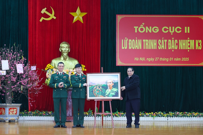 Thủ tướng thăm, chúc Tết, tặng quà và kiểm tra công tác sẵn sàng chiến đấu của cán bộ, chiến sĩ Lữ đoàn Trinh sát đặc nhiệm K3. Ảnh: VGP.
