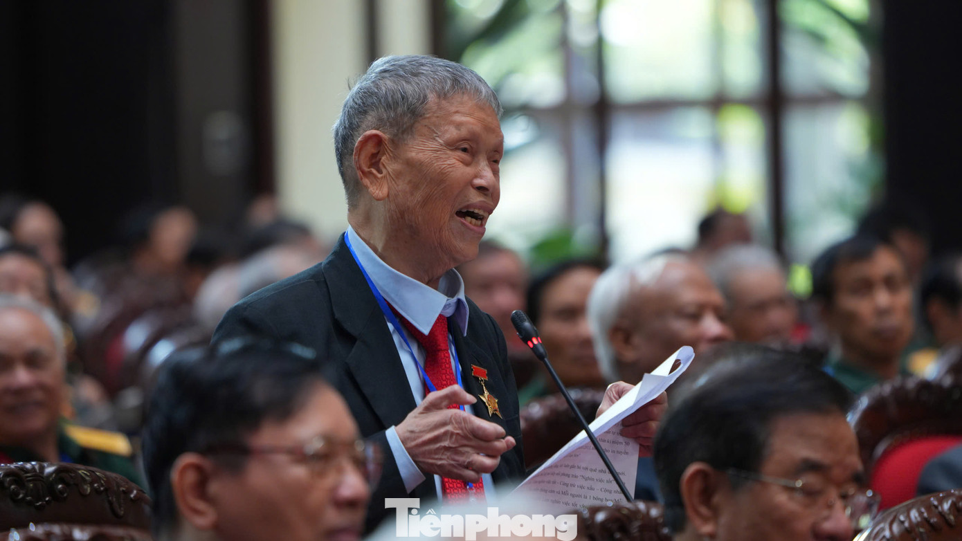 Các đại biểu lão thành cách mạng, gia đình chính sách, người có công phát biểu tại buổi gặp mặt. Các đại biểu lão thành cách mạng, gia đình chính sách, người có công phát biểu tại buổi gặp mặt.