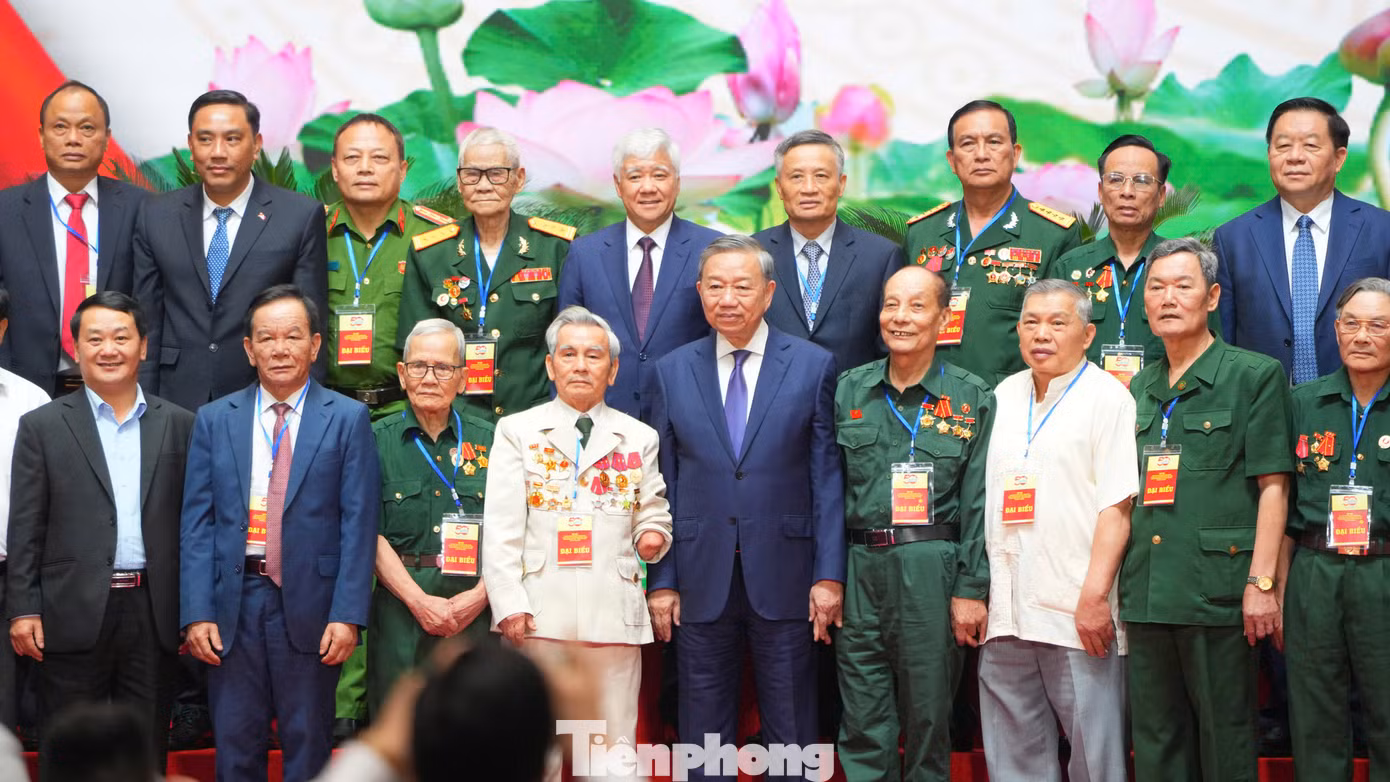 Tổng Bí thư Tô Lâm với các đại biểu dự buổi gặp mặt.