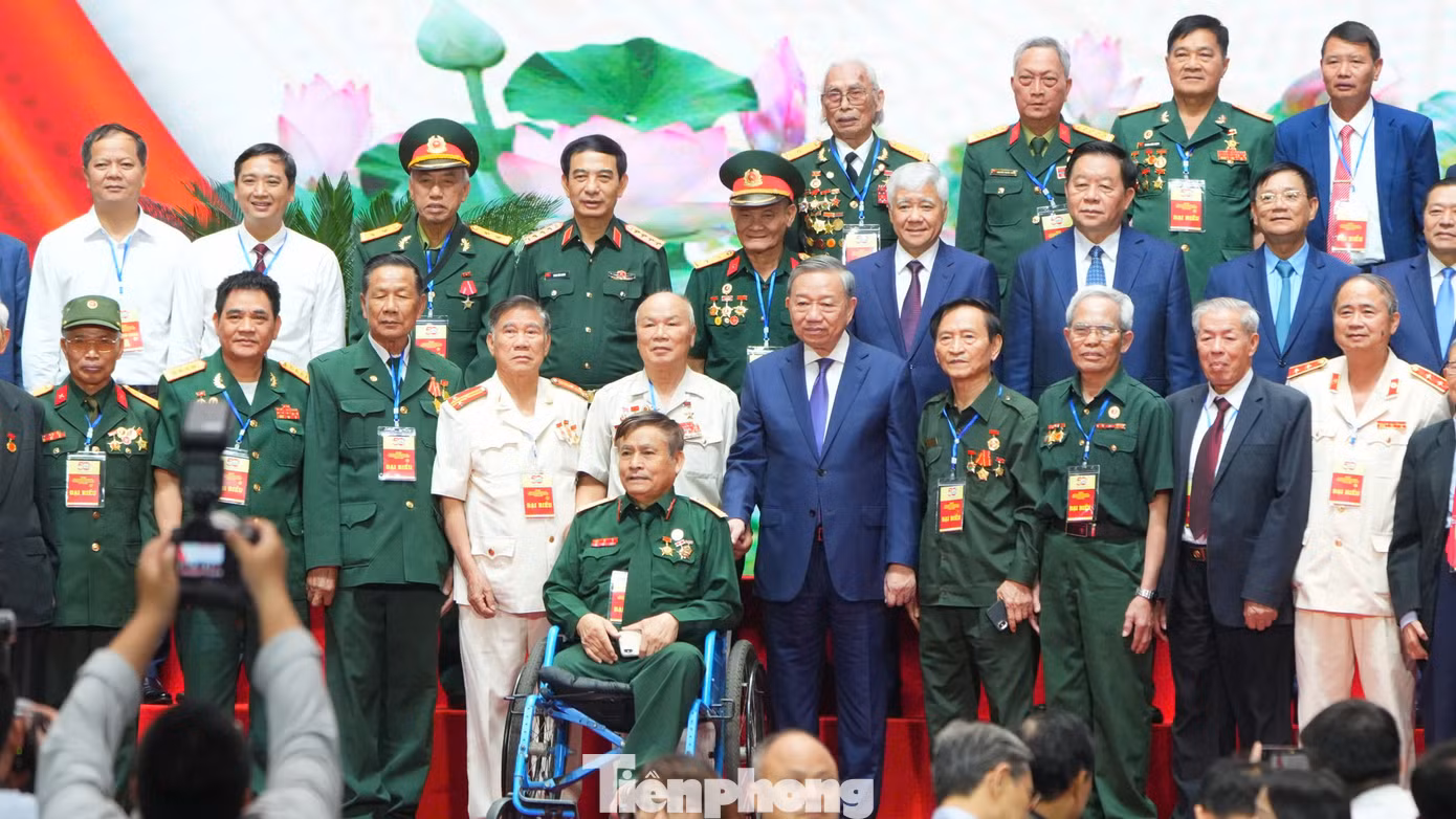 Tổng Bí thư Tô Lâm với các đại biểu dự buổi gặp mặt.