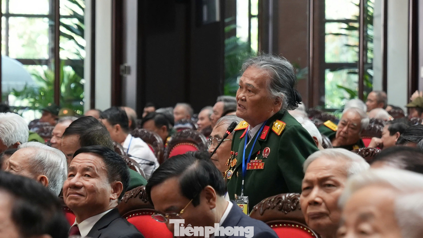 Các đại biểu lão thành cách mạng, gia đình chính sách, người có công phát biểu tại buổi gặp mặt. Các đại biểu lão thành cách mạng, gia đình chính sách, người có công phát biểu tại buổi gặp mặt.