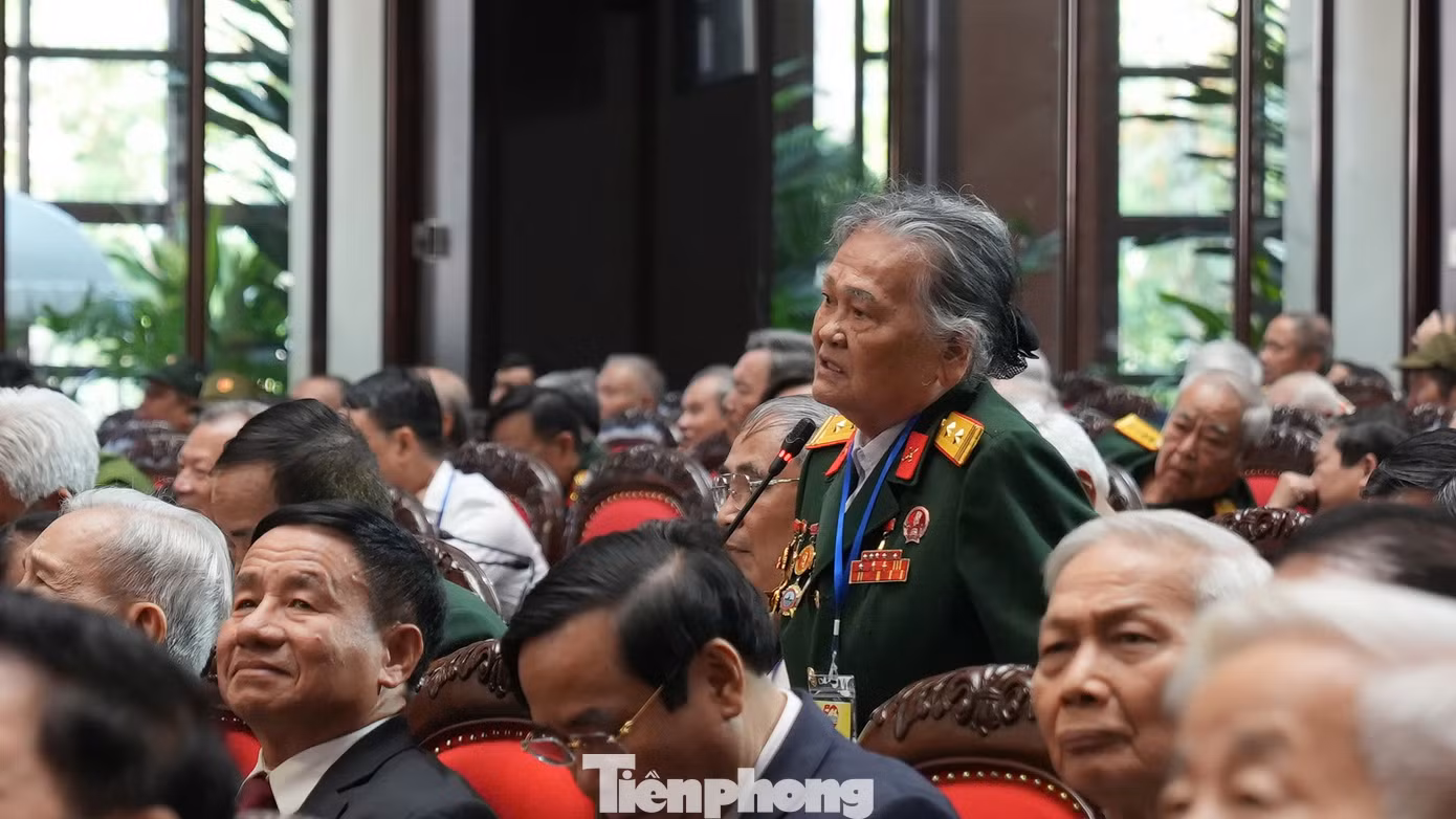 Các đại biểu lão thành cách mạng, gia đình chính sách, người có công phát biểu tại buổi gặp mặt.