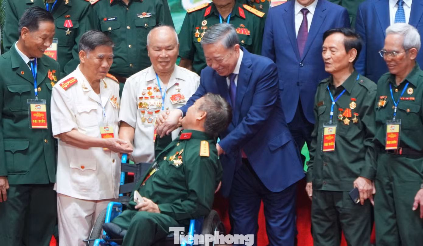 Tổng Bí thư Tô Lâm với các đại biểu dự buổi gặp mặt.
