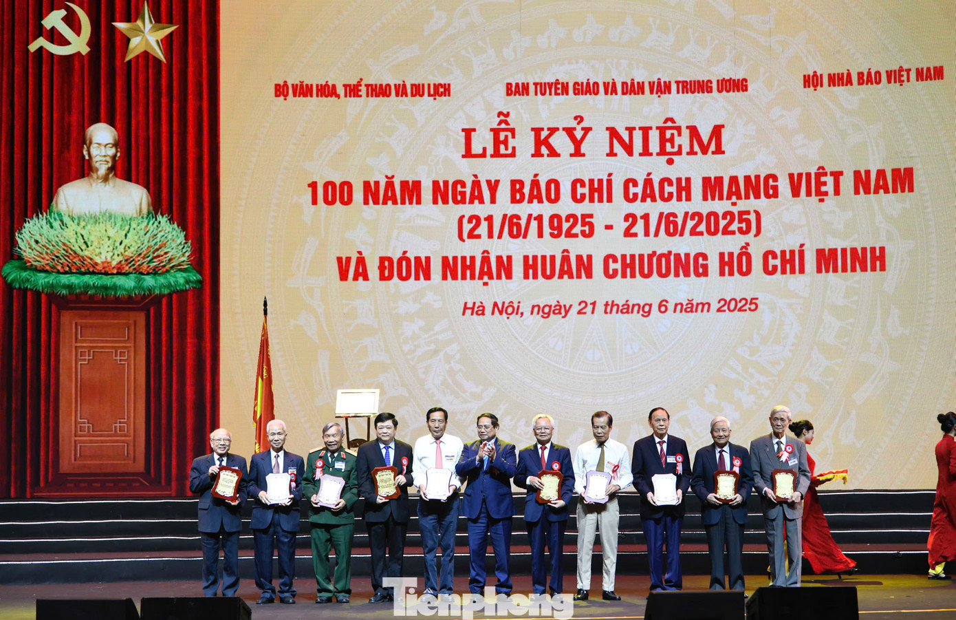 Thủ tướng Chính phủ Phạm Minh Chính và Chủ tịch Quốc hội Trần Thanh Mẫn trao biểu trưng tri ân các nhà báo lão thành. Ảnh: Như Ý. Thủ tướng Chính phủ Phạm Minh Chính và Chủ tịch Quốc hội Trần Thanh Mẫn trao biểu trưng tri ân các nhà báo lão thành. Ảnh: Như Ý.