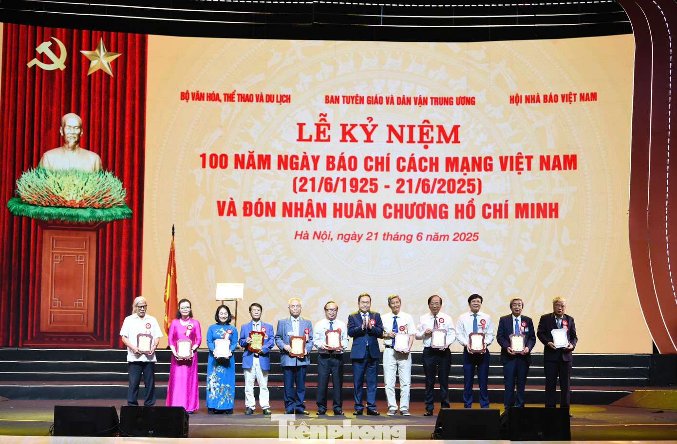 Thủ tướng Chính phủ Phạm Minh Chính và Chủ tịch Quốc hội Trần Thanh Mẫn trao biểu trưng tri ân các nhà báo lão thành. Ảnh: Như Ý. Thủ tướng Chính phủ Phạm Minh Chính và Chủ tịch Quốc hội Trần Thanh Mẫn trao biểu trưng tri ân các nhà báo lão thành. Ảnh: Như Ý.