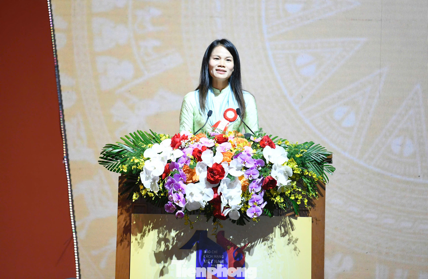 Nhà báo Tạ Ngọc Tấn, nguyên Tổng biên tập Tạp chí Cộng sản, nguyên Phó Chủ tịch Hội Nhà báo Việt Nam, Phó Chủ tịch Thường trực Hội đồng Lý luận Trung ương, và nhà báo Nguyễn Thị Ngân, Phóng viên Phòng Xã hội, Ban Thời sự, Đài Truyền hình Việt Nam, phát biểu ý kiến tại Lễ kỷ niệm. Ảnh: Như Ý. Nhà báo Tạ Ngọc Tấn, nguyên Tổng biên tập Tạp chí Cộng sản, nguyên Phó Chủ tịch Hội Nhà báo Việt Nam, Phó Chủ tịch Thường trực Hội đồng Lý luận Trung ương, và nhà báo Nguyễn Thị Ngân, Phóng viên Phòng Xã hội, Ban Thời sự, Đài Truyền hình Việt Nam, phát biểu ý kiến tại Lễ kỷ niệm. Ảnh: Như Ý.