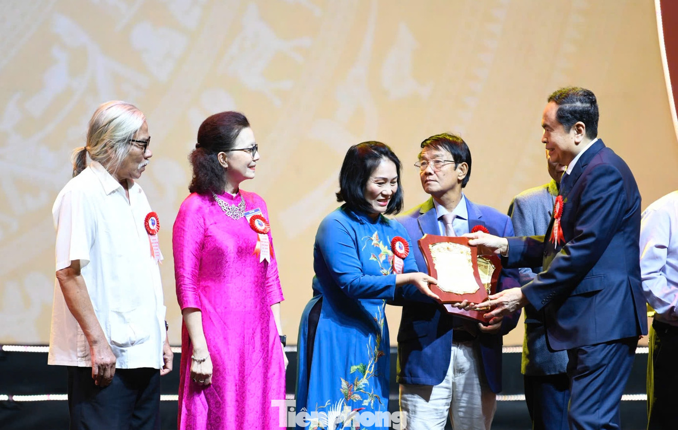 Thủ tướng Chính phủ Phạm Minh Chính và Chủ tịch Quốc hội Trần Thanh Mẫn trao biểu trưng tri ân các nhà báo lão thành. Ảnh: Như Ý. Thủ tướng Chính phủ Phạm Minh Chính và Chủ tịch Quốc hội Trần Thanh Mẫn trao biểu trưng tri ân các nhà báo lão thành. Ảnh: Như Ý.