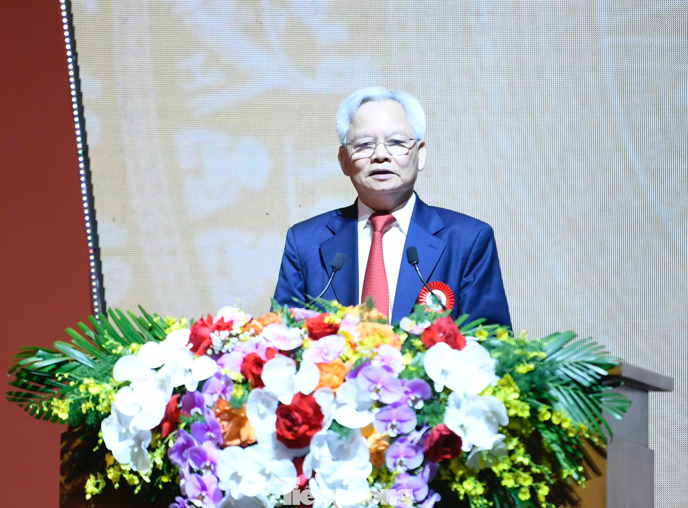 Nhà báo Tạ Ngọc Tấn, nguyên Tổng biên tập Tạp chí Cộng sản, nguyên Phó Chủ tịch Hội Nhà báo Việt Nam, Phó Chủ tịch Thường trực Hội đồng Lý luận Trung ương, và nhà báo Nguyễn Thị Ngân, Phóng viên Phòng Xã hội, Ban Thời sự, Đài Truyền hình Việt Nam, phát biểu ý kiến tại Lễ kỷ niệm. Ảnh: Như Ý. Nhà báo Tạ Ngọc Tấn, nguyên Tổng biên tập Tạp chí Cộng sản, nguyên Phó Chủ tịch Hội Nhà báo Việt Nam, Phó Chủ tịch Thường trực Hội đồng Lý luận Trung ương, và nhà báo Nguyễn Thị Ngân, Phóng viên Phòng Xã hội, Ban Thời sự, Đài Truyền hình Việt Nam, phát biểu ý kiến tại Lễ kỷ niệm. Ảnh: Như Ý.