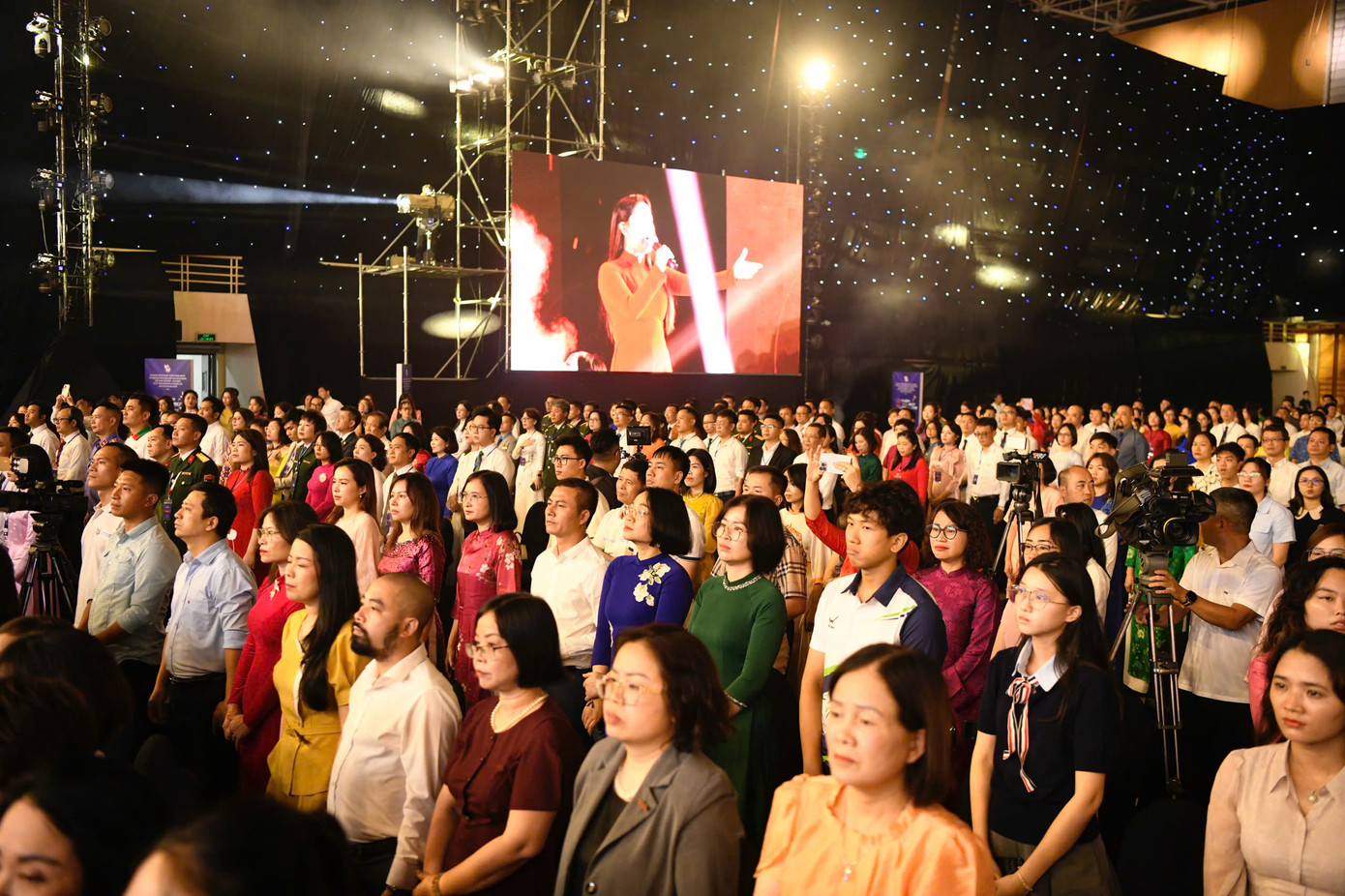 Khoảnh khắc xúc động khi khán giả dự chương trình đồng loạt đứng dậy tri ân, tưởng nhớ hơn 500 người làm báo đã hy sinh, dâng hiến cuộc đời mình cho độc lập, tự do của Tổ quốc và hạnh phúc của Nhân dân. Ảnh: Như Ý. Khoảnh khắc xúc động khi khán giả dự chương trình đồng loạt đứng dậy tri ân, tưởng nhớ hơn 500 người làm báo đã hy sinh, dâng hiến cuộc đời mình cho độc lập, tự do của Tổ quốc và hạnh phúc của Nhân dân. Ảnh: Như Ý.